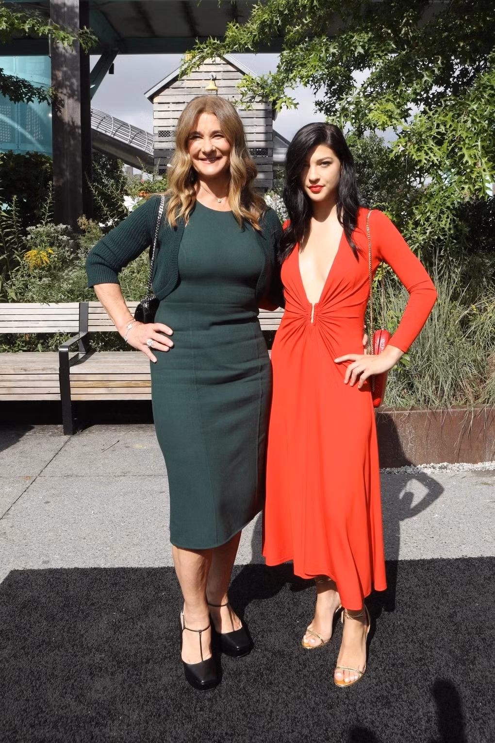 Gần đây nhất, bà Melinda và cô con gái Phoebe Gates cùng xuất hiện trong một clip "hát nhép" vui nhộn trên nền nhạc là ca khúc mới Fortnight của Taylor Swift. Ảnh: Page Six