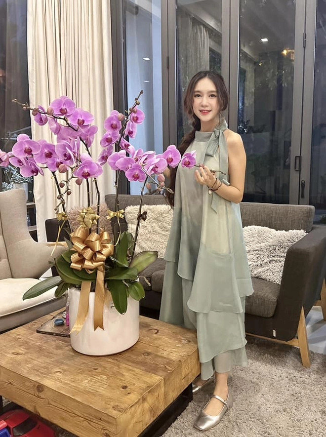 Đến năm 2019, vợ chồng Lý Hải dọn về ở tại ngôi biệt thự sân vườn bề thế ở vùng ngoại ô để các con có thêm nhiều không gian vui chơi, sinh hoạt. Ảnh: FBNV