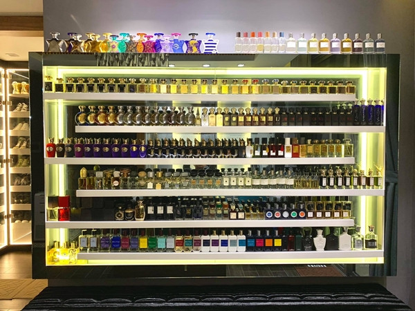 Bên cạnh đó, Trấn Thành còn sở hữu hơn 600 lọ nước hoa ước tính có thể lên tới hàng tỷ đồng. Ảnh: FBNV