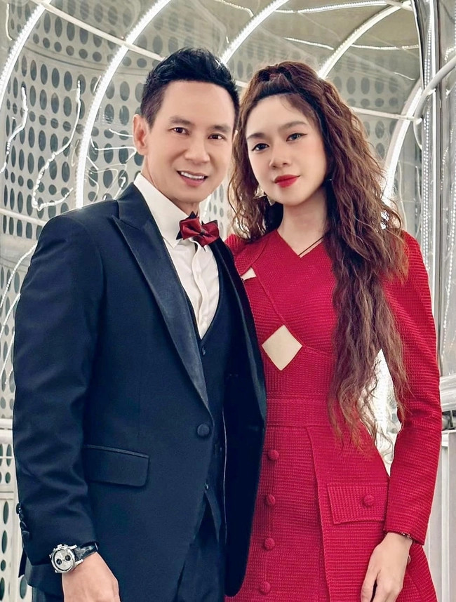 Dù sở hữu khối tài sản đồ sộ nhưng vợ chồng Lý Hải - Minh Hà sống giản dị, Minh Hà không ăn diện đồ hiệu mà chỉ mặc trang phục lịch sự, đơn giản mỗi khi xuất hiện tại các sự kiện. Ảnh: FBNV