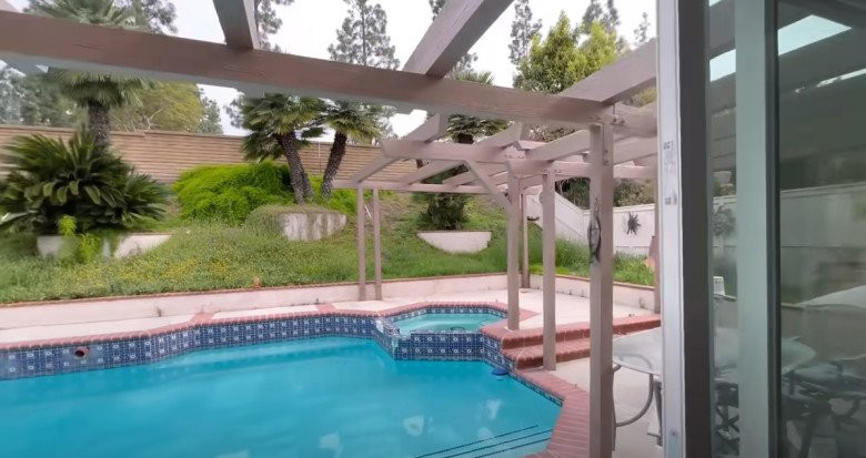 Qua một số góc quay có thể thấy, căn nhà thứ 3 của nữ danh hài khá rộng và bề thế không kém gì hai căn biệt thự trước.