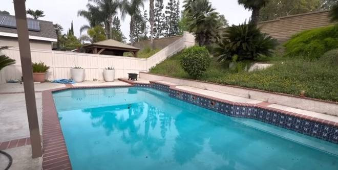 Phía sau nhà là hồ bơi lớn, giúp không gian thêm phần lãng mạn.