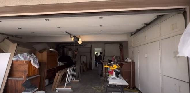 Bên trong ngôi nhà đang được sửa chữa.