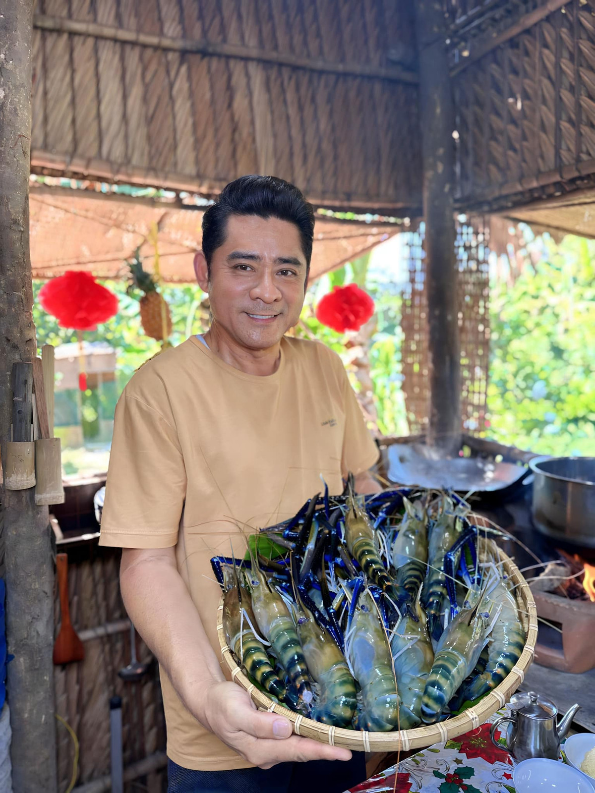 Thường ngày, nếu không bận đi làm phim, Huỳnh Anh Tuấn dành phần lớn thời gian để trồng trọt, nấu nướng, tạo niền vui trong căn nhà chòi giản dị. Ảnh: FBNV