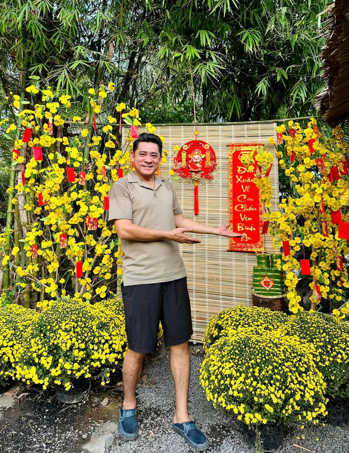 Không gian chòi lá của nam tài tử rực rỡ đón xuân. Ảnh: FBNV