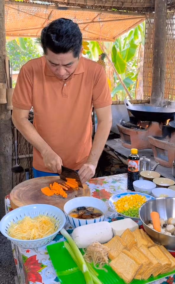 Tại đây, nam tài tử còn đào ao, thả cá và dựng thêm chòi lá để nấu nướng. Ảnh: FBNV