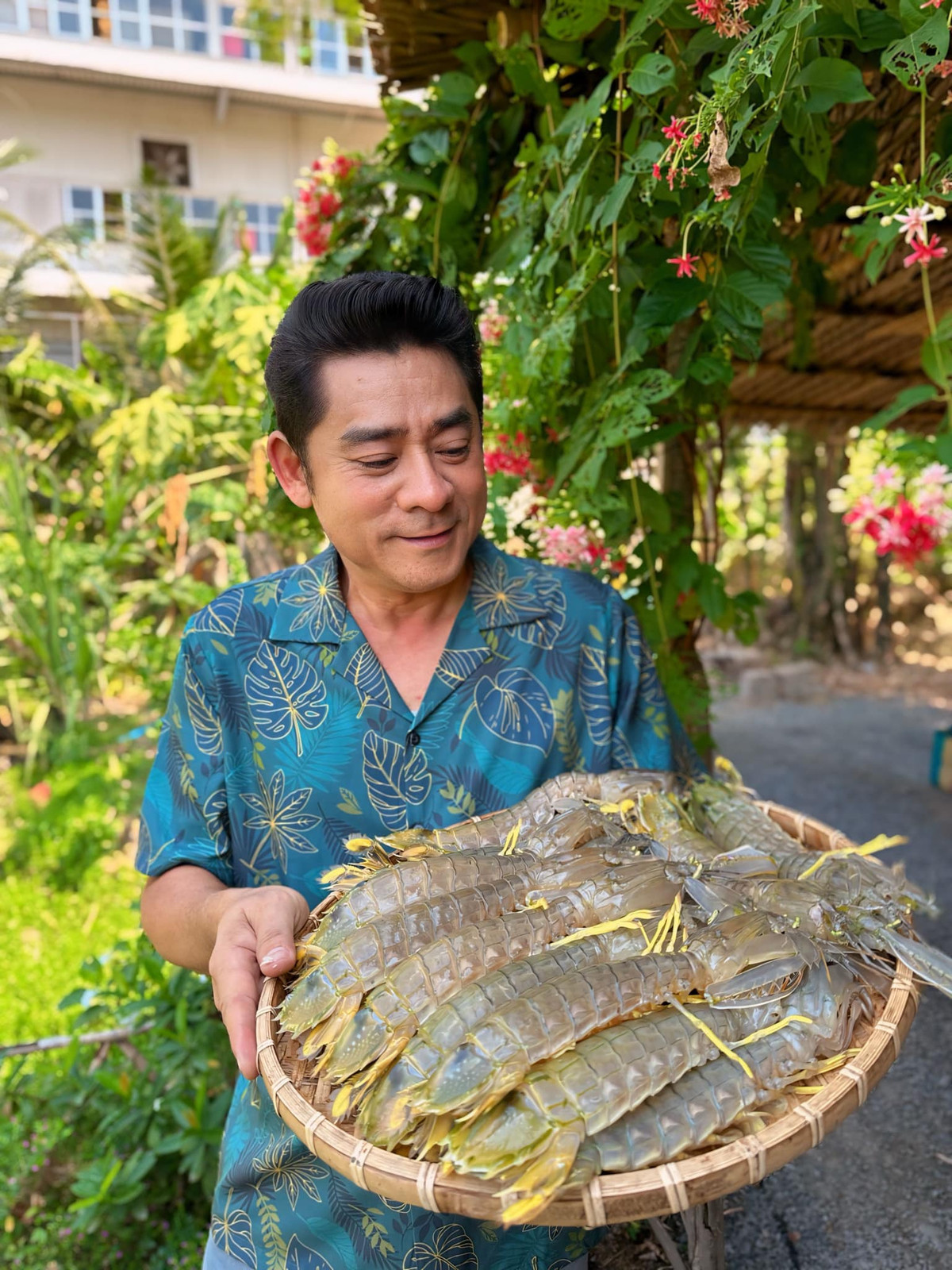 Trong vườn, nam tài tử trồng nhiều loại hoa và rau trái. Ảnh: FBNV