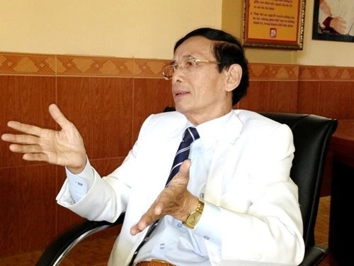 Trốn vào An Lộc, ông mưu sinh bằng cách mướn một chiếc máy may cũ đạp bằng chân rồi đặt trên vỉa hè. Khách đông, có những khi ông phải cuống cuồng để kịp trả đồ cho khách. Ảnh: Internet