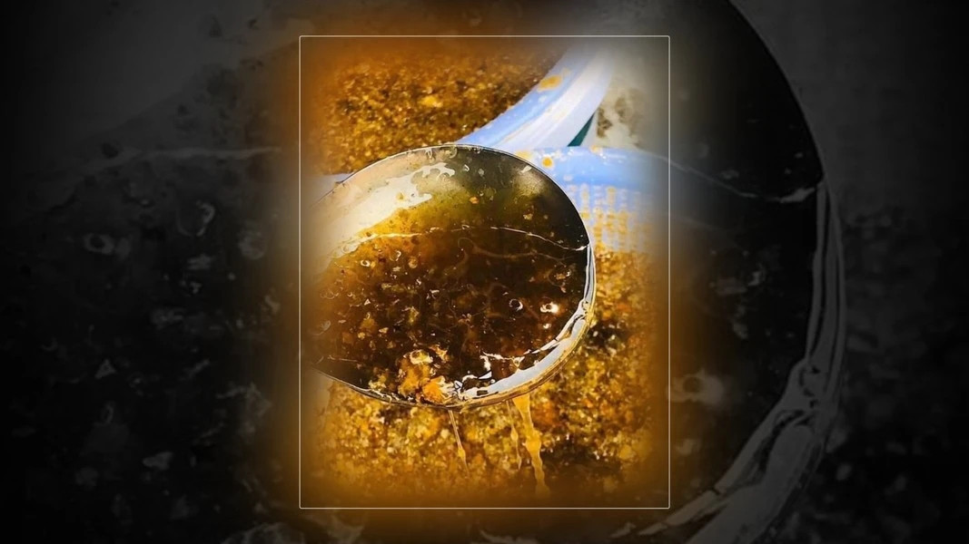 Mật ong dú thường có dải màu tối hơn so với mật ong thông thường, từ vàng cánh gián đến nâu đen. Không có mật ong dú vàng tươi như mật ong mật thường thấy. Ảnh: Dân Việt