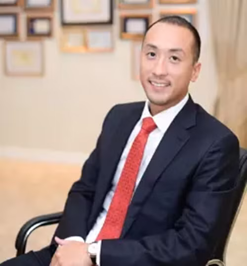 So với các em của mình, Henry Nguyễn ít xuất hiện trên truyền thông nhất. Anh cả trong gia đình tỷ phú Johnathan Hạnh Nguyễn đã kết hôn, hiện giữ chức Tổng Giám đốc tập đoàn tại Philippines.