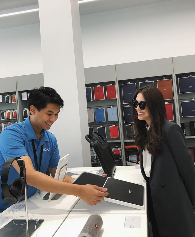 Thời sinh viên, Hiếu Nguyễn từng gây chú ý với hình ảnh làm nhân viên bán hàng tại một cửa hàng thời trang thuộc tập đoàn IPP. Ảnh: Internet