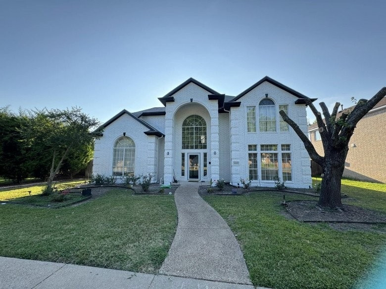 Biệt thự của Đan Trường mang phong cách bán cổ điển, rộng 290m2, gồm 2 tầng, 4 phòng ngủ. Ảnh: FB Đan Trường