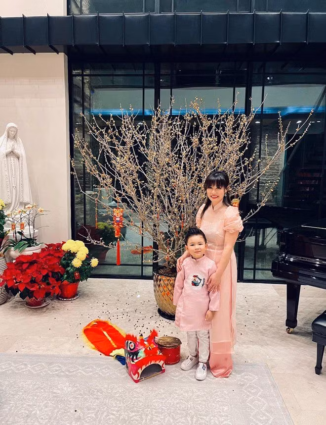 Trong khi đó, doanh nhân Thủy Tiên và con trai Thiên Từ sống trong căn biệt thự rộng hơn 4.000m2, thuộc khu phố nhà giàu tại California (Mỹ). Ảnh: FB Thuy Tien Mfas