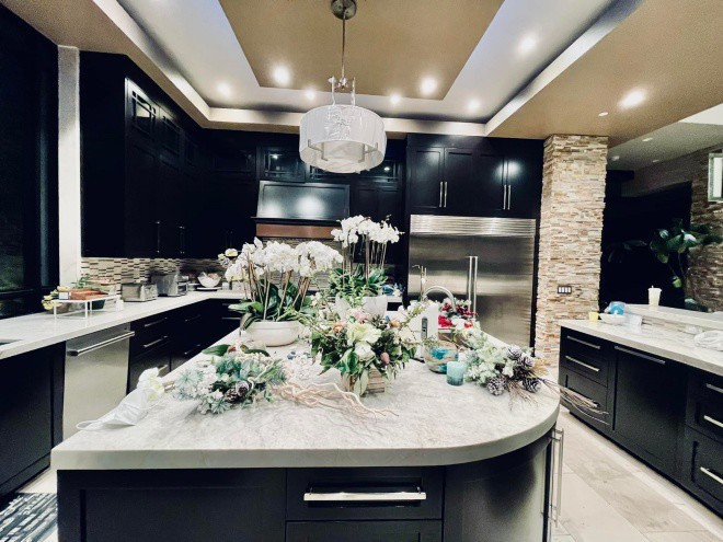 Nội thất bên trong biệt thực vô cùng xa hoa. Ảnh: FB Thuy Tien Mfas