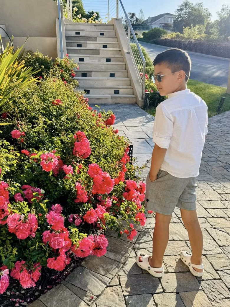 Phía trước biệt thự là vườn hoa rực rỡ. Ảnh: FB Thuy Tien Mfas