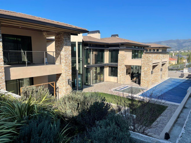 Trong đó, khu nhà ở có diện tích 1500m2, còn lại là khuôn viên bao quanh. Ước tính, giá trị của căn biệt thự khoảng 5,58 triệu USD. Ảnh: FB Thuy Tien Mfas