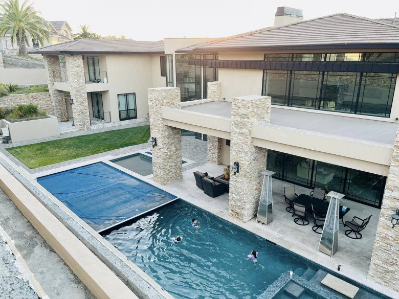 Bể bơi lớn ngoài trời là nơi thư giãn, vận động thường xuyên của con trai Đan Trường. Ảnh: FB Thuy Tien Mfas