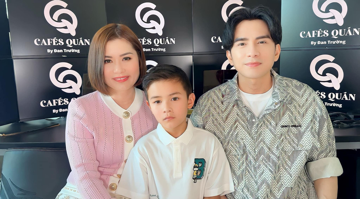 Dù đã "đường ai nấy đi" hơn 3 năm song Đan Trường và vợ cũ là doanh nhân Thủy Tiên khiến dân tình bất ngờ khi cùng nhau ngồi lại, quay clip để thông báo quán cà phê của nam ca sĩ sẽ được khai trương vào ngày 7/9 sắp tới tại Mỹ. Ảnh: FB Thuy Tien Mfas
