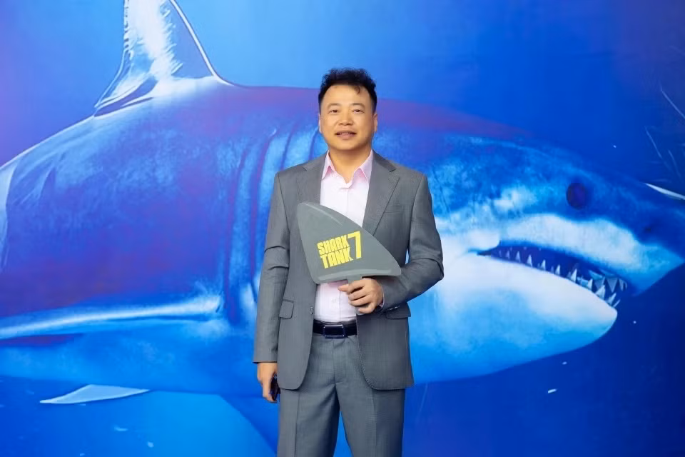 Thời gian gần đây, Shark Bình bận rộn với lịch ghi hình cho chương trình Thương vụ bạc tỷ. Tuy nhiên, "Shark phải gọi cho vợ, báo cáo tình hình. Một ngày làm việc 16 tiếng, phải ăn cơm đoàn". Ảnh: Znews