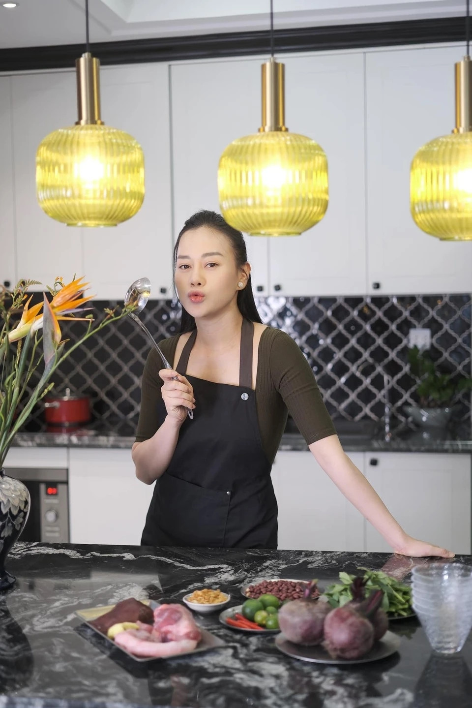 Phòng bếp thiết kế tối giản, dát đá phần đảo bếp và bàn nấu ăn để tạo cảm giác căn bếp luôn sáng bóng sạch sẽ. Ảnh: Znews