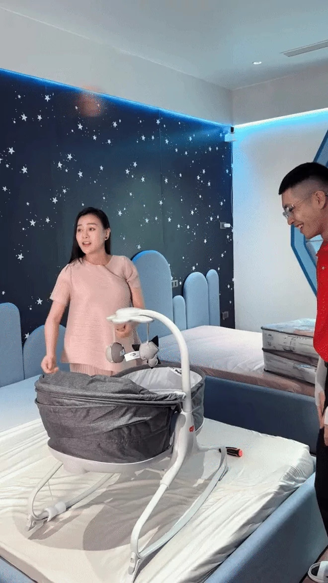 Phòng của cặp song sinh gồm 2 giường size nhỏ với phần đầu giường cách điệu đáng yêu. Ảnh chụp màn hình