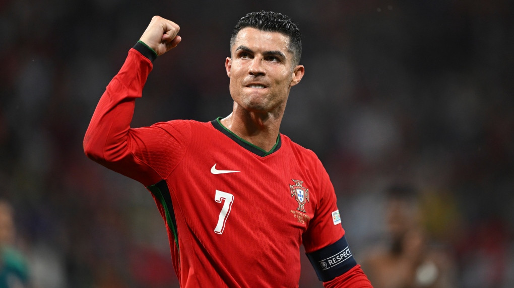 Tiền đạo Cristiano Ronaldo đã đi vào lịch sử với tư cách cầu thủ lớn tuổi nhất có kiến tạo tại EURO (39 tuổi và 138 ngày). Ronaldo cũng là cầu thủ ra sân thi đấu nhiều nhất trong lịch sử các kỳ Euro với 27 trận. Ảnh: CTV News