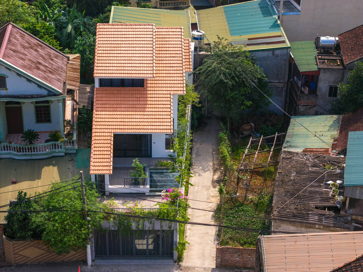 Để ngôi nhà phố thật mát mẻ nhưng vẫn ngập tràn ánh sáng tự nhiên, kiến trúc sư sử dụng mái ngói đỏ truyền thống.