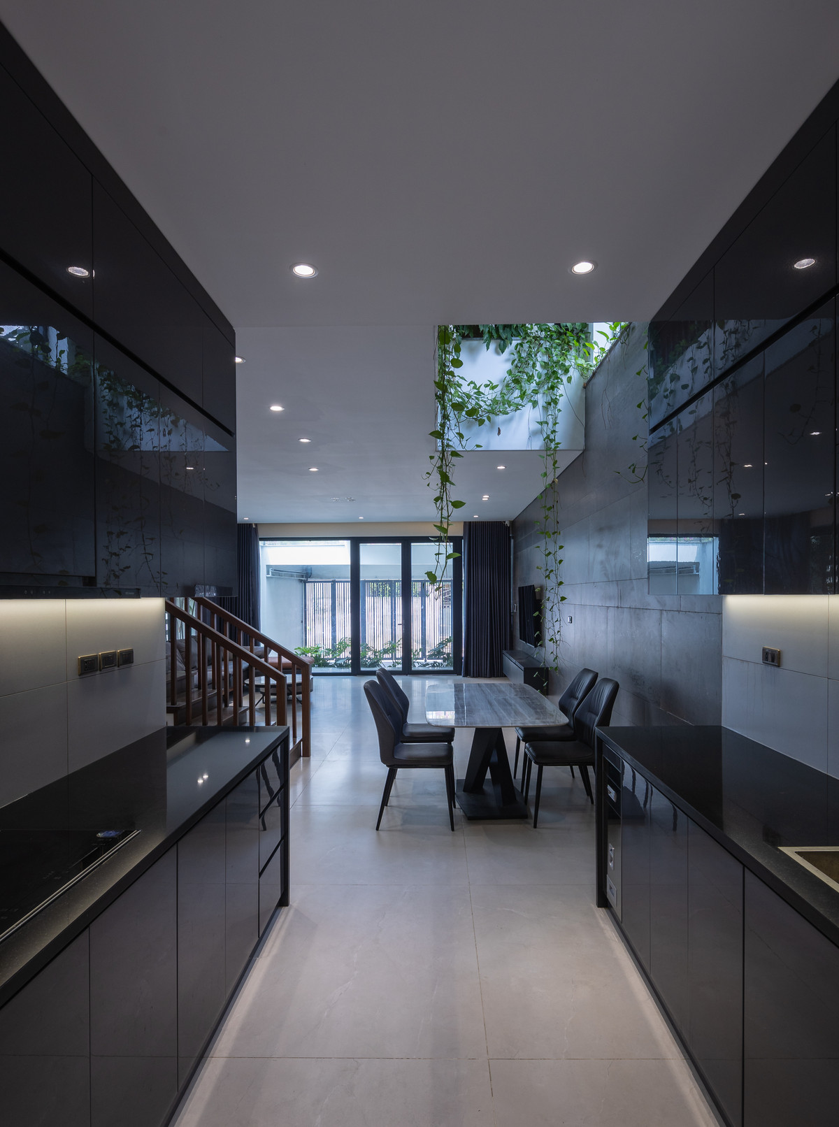 Bên trong ngôi nhà sử dụng nội thất với tone màu tối tạo cảm giác mát mẻ.