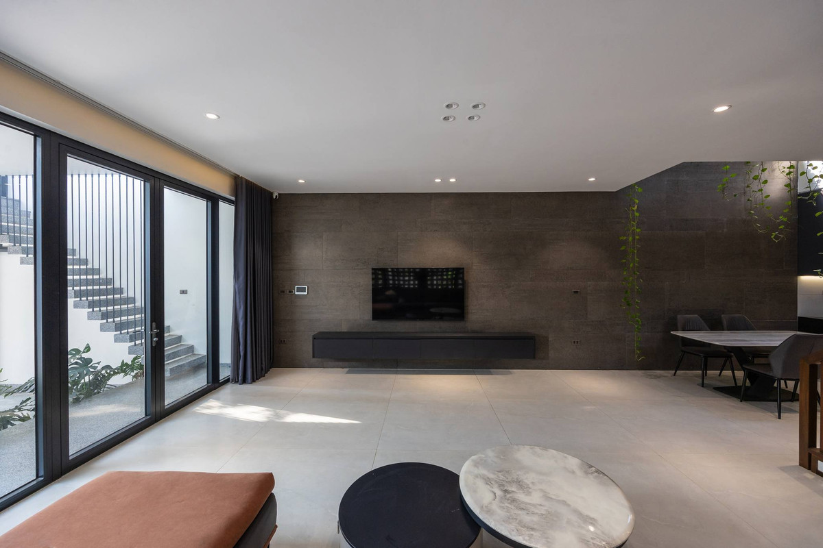 Tận dụng lợi thế nở hậu của khu đất, kiến trúc sư bố trí không gian sinh hoạt trải theo hình ziczac.