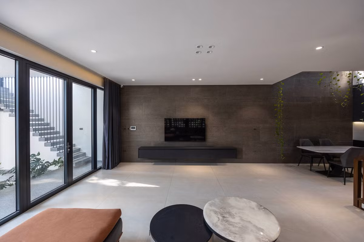 Tận dụng lợi thế nở hậu của khu đất, kiến trúc sư bố trí không gian sinh hoạt trải theo hình ziczac.