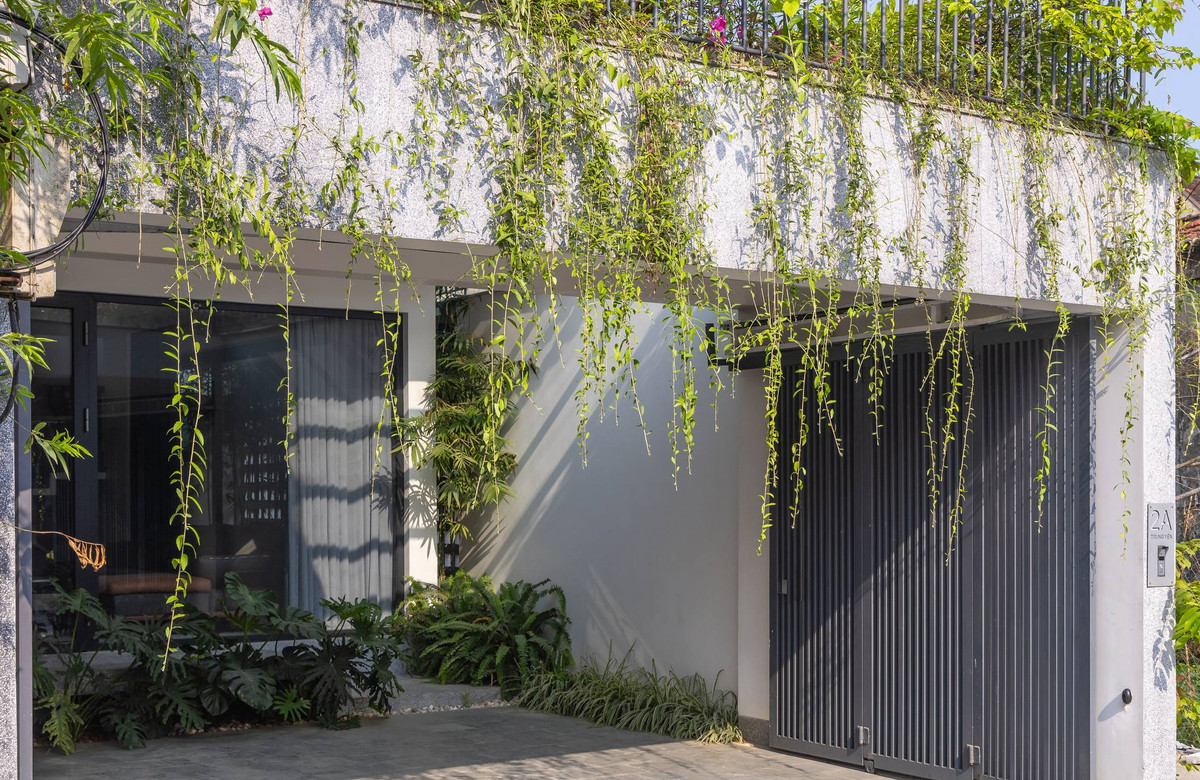 Những khoảng vườn nhỏ xanh mát thư giãn được bố trí xuyên suốt trong và ngoài nhà, bao gồm các không gian sinh hoạt chung và phòng sinh hoạt riêng của mỗi thành viên trong gia đình.