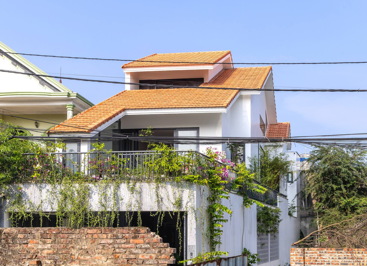 Với khu đất nở hậu như, ý tưởng thiết kế được đưa ra bởi nhịp chuyển động ziczac của không gian nhằm tạo ra những khoảng đệm giao thoa chuyển tiếp giữa trong và ngoài.