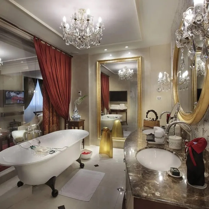 Phòng tắm với trang thiết bị hiện đại. Ảnh: Sofitel Legend Metropole