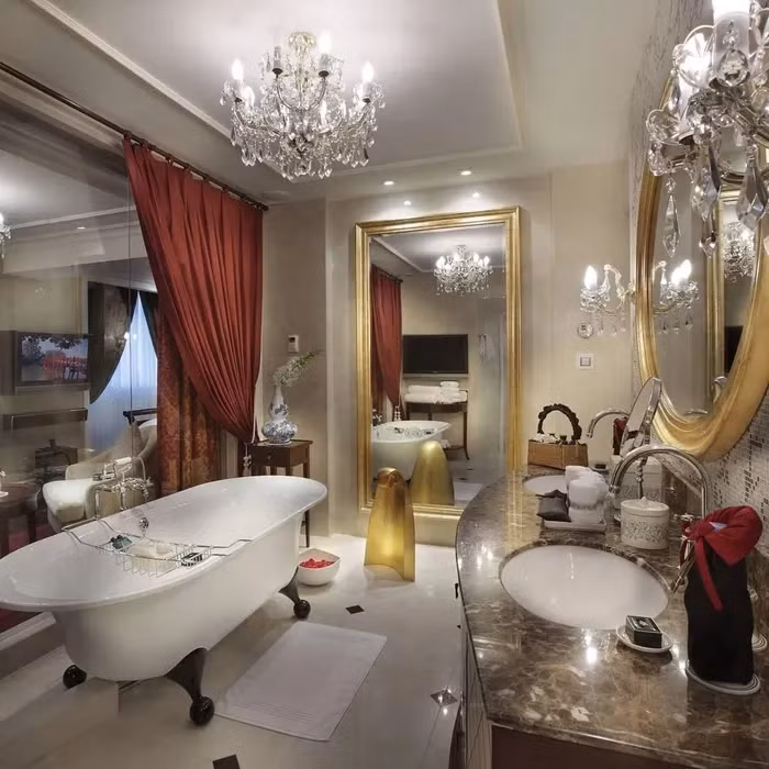 Phòng tắm với trang thiết bị hiện đại. Ảnh: Sofitel Legend Metropole