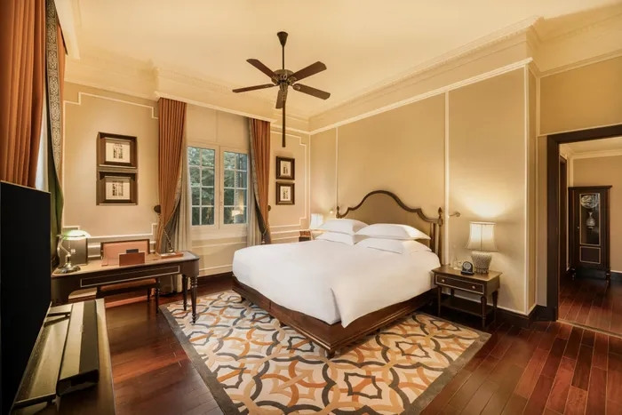 Nội thất trong phòng sang trọng, được thiết kế với tông màu cam và nâu. Ảnh: Sofitel Legend Metropole