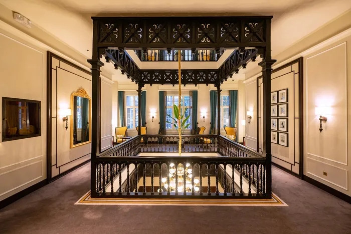 Thiết kế mang hơi hướng kiến trúc Đông Dương của người Pháp, giếng trời ở tầng 2 giúp mang lại ánh sáng tự nhiên và giúp không gian mát mẻ, thông thoáng. Ảnh: Booking