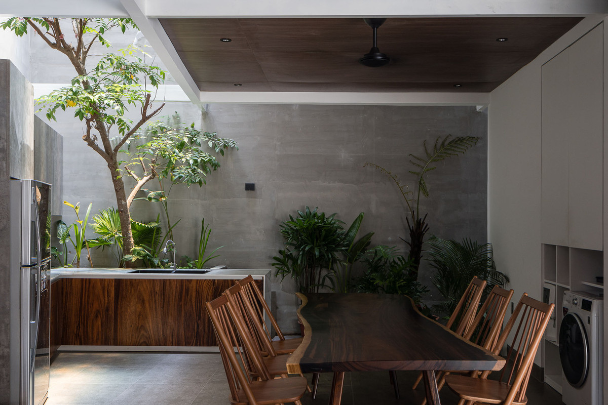 Khu bếp và bàn ăn gọn gàng, không sợ bị ám mùi khi nấu.