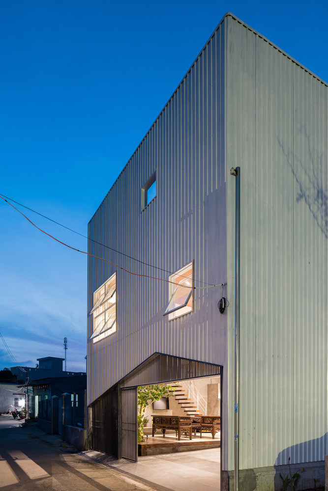 Xuất phát từ yêu cầu đó, nhóm kiến trúc sư lên ý tưởng thiết kế sử dụng kết cấu khung sắt và vật liệu tôn sóng sơn màu trắng thay cho gạch và bê tông bao quanh căn nhà.