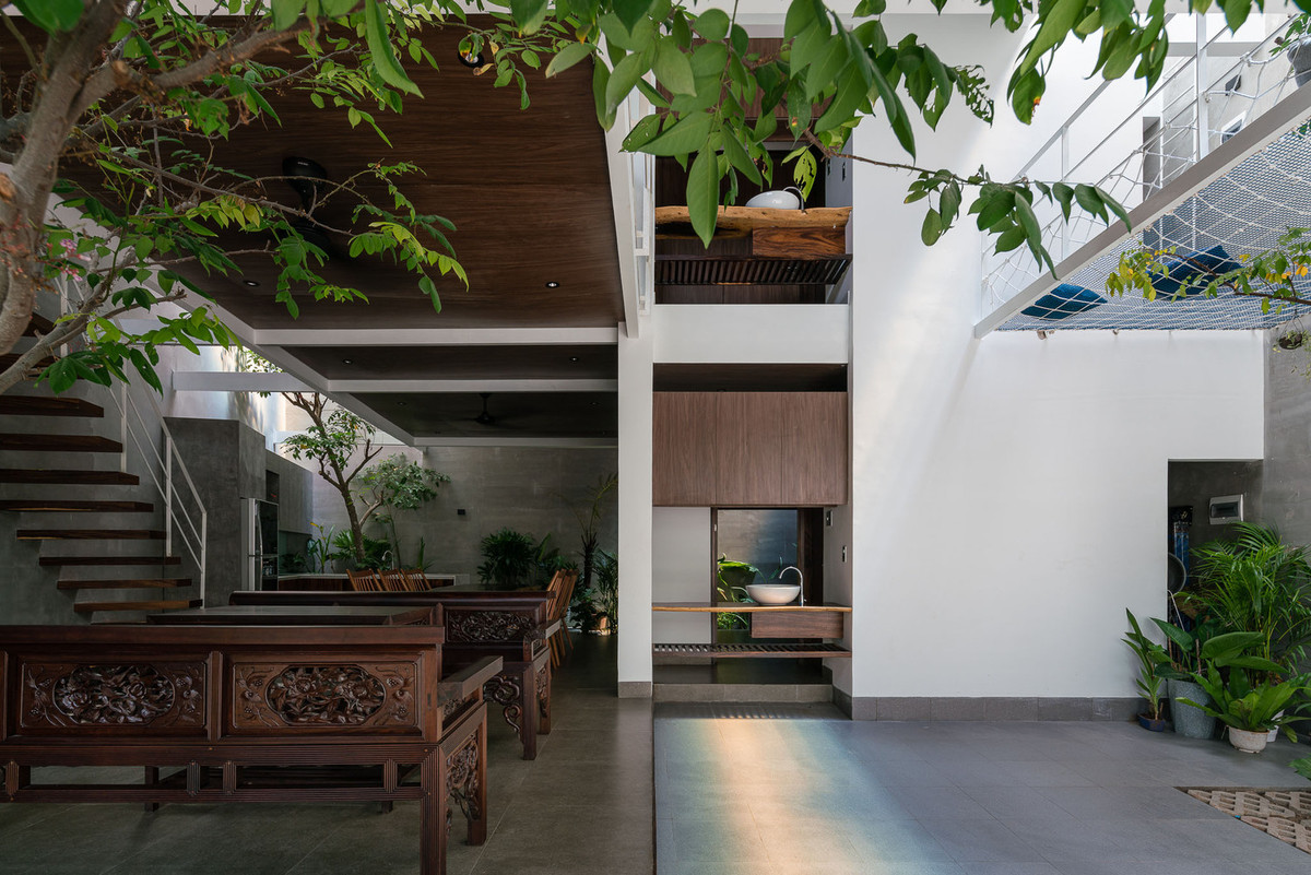 Phòng khách có tầm nhìn ra giếng trời.