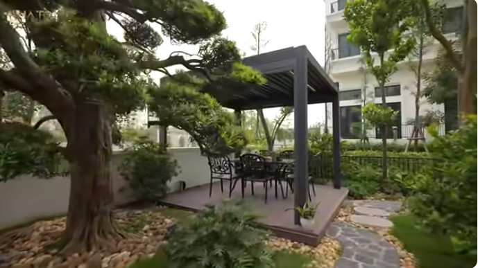 Gia chủ thích không gian xanh, sân vườn nên trong hơn 500m2 tổng diện tích, kiến trúc sư chỉ dành ra hơn 200m2 để xây dựng. Sân vườn trồng các loại cây ăn trái thuần Việt kết hợp cây tùng mang hơi hướng Nhật Bản.