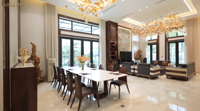 Diện tích xây dựng không quá lớn nhưng gia chủ lại muốn tích hợp nhiều công năng, thiết kế 6 phòng ngủ. Vì vậy, kiến trúc sư điều chỉnh một số bố cục ban đầu của biệt thự, tính toán sao cho các không gian được hài hòa nhất.