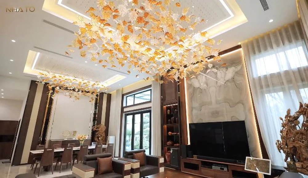 Kết quả, tầng 1 là không gian phòng khách và bếp rộng rãi, thoáng đãng, được bố trí nhiều đồ gỗ óc chó Mỹ, đèn treo.