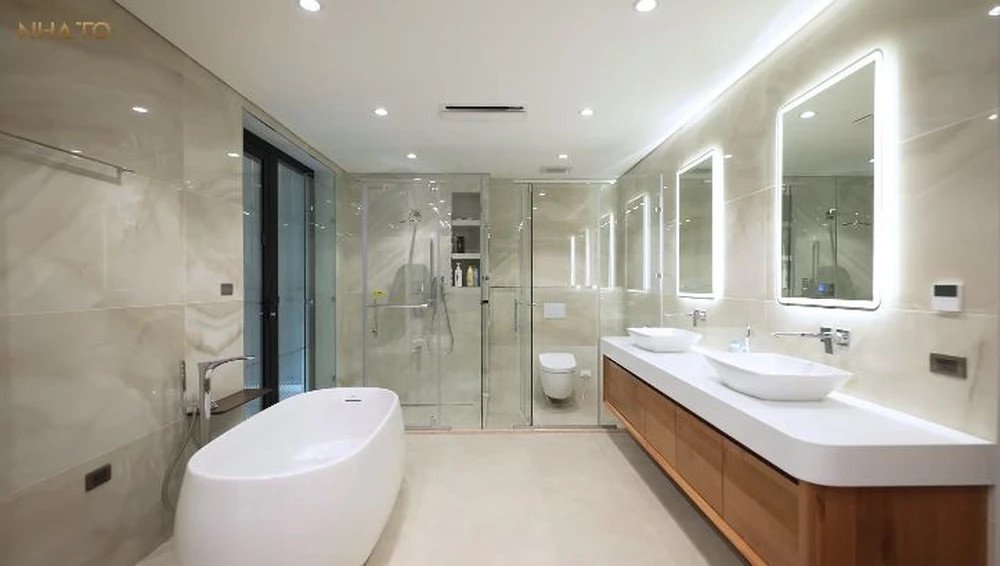 Phòng tắm đơn giản nhưng sử dụng thiết bị hiện đại, sang trọng.