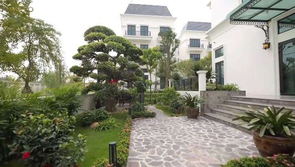 Đáng chú ý, dù đầu tư số tiền khổng lồ nhưng gia chủ không mấy khi ở căn biệt thự này. Anh chị chủ nhà sống ở tỉnh khác và cũng có nhiều nhà nên ngôi nhà chủ yếu để bác lái xe và hai cô giúp việc trông nom.