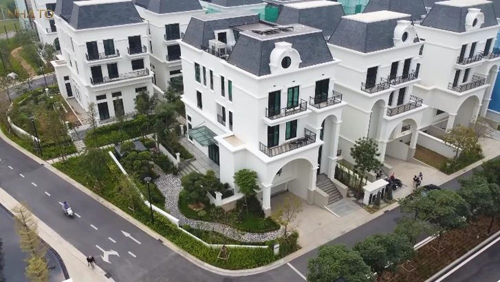 Vừa qua, kênh YouTube NhaTo giới thiệu căn biệt thự được cho là trị giá 200 tỷ, có tầm nhìn đẹp nhất một khu đô thị cao cấp tại Hà Nội.