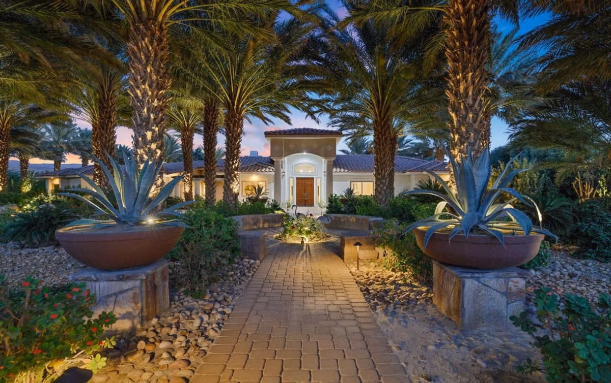 Điểm nhấn trong căn biệt thự là khu sân vườn rộng rãi, nhiều cây xanh. Ảnh: FBNV