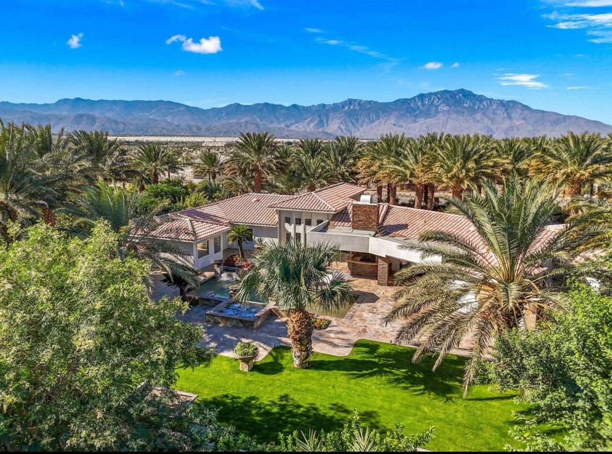 Tại Mỹ, gia đình NSƯT Bảo Quốc sống trong căn biệt thự 3 mặt tiền ở Palm Springs, California. Ảnh: FBNV