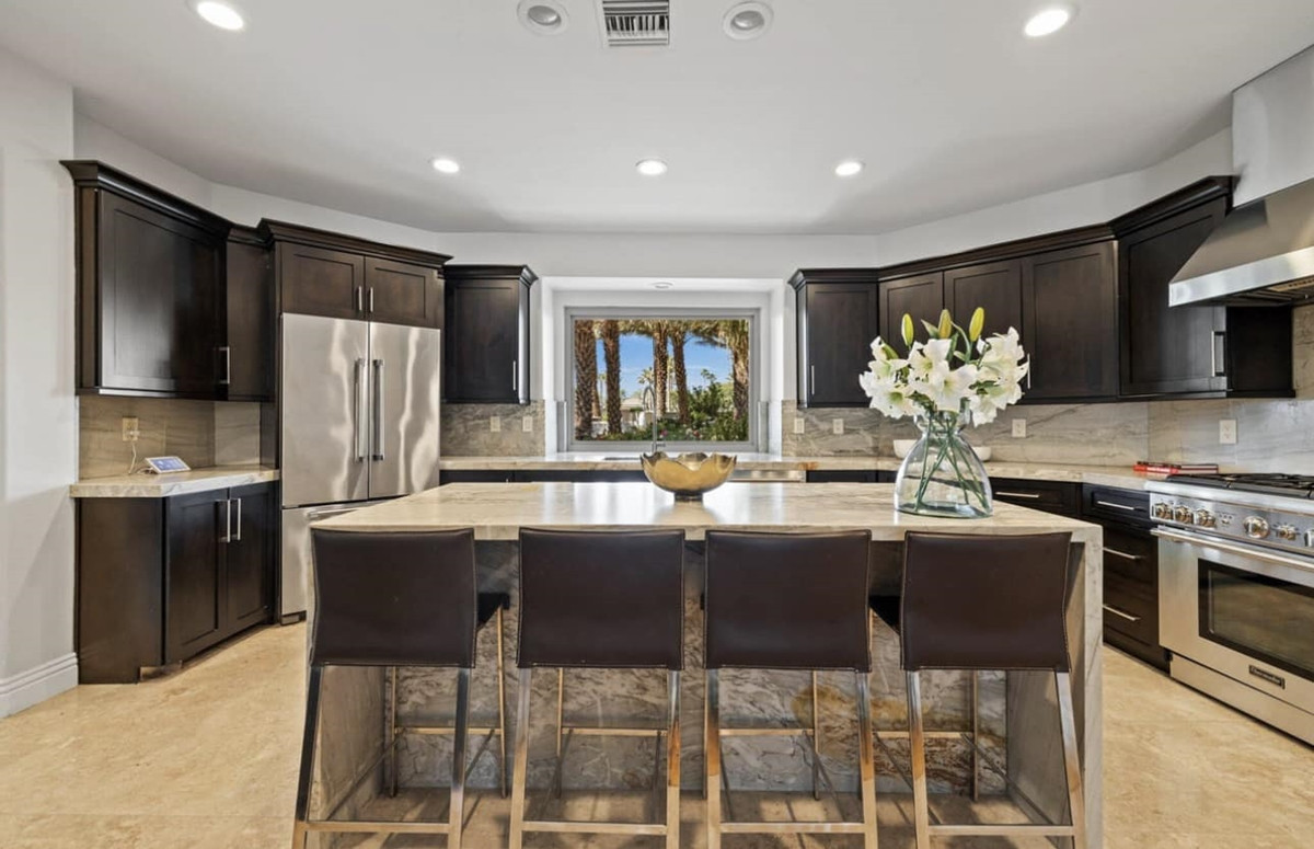 Phòng bếp hiện đại và tiện nghi. Ảnh: FBNV