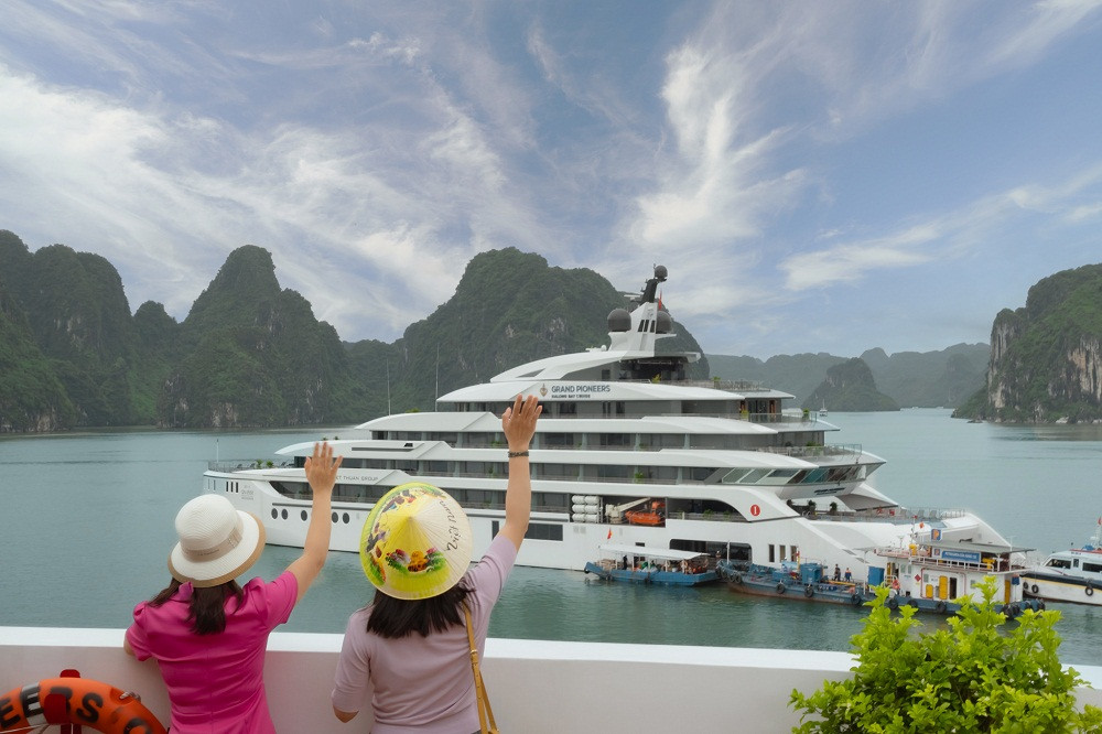 Với chiều dài (Lmax) 109,99 m, chiều rộng (Bmax) 18,68 m, sức chứa lên tới 320 khách, vào thời điểm hiện tại, Grand Pioneers đang là 2 con tàu du lịch lớn nhất trên vùng biển Việt Nam. Điểm vượt trội là hai chiếc siêu du thuyền đã được cấp chứng chỉ VR-SB, đủ điều kiện để thực hiện hải trình đi qua các vùng nước ven biển thuộc lãnh hải Việt Nam. Ảnh: Vinh DAV