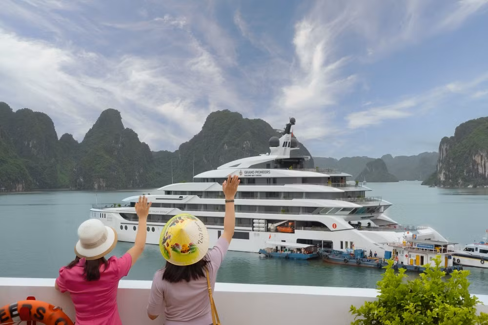 Với chiều dài (Lmax) 109,99 m, chiều rộng (Bmax) 18,68 m, sức chứa lên tới 320 khách, vào thời điểm hiện tại, Grand Pioneers đang là 2 con tàu du lịch lớn nhất trên vùng biển Việt Nam. Điểm vượt trội là hai chiếc siêu du thuyền đã được cấp chứng chỉ VR-SB, đủ điều kiện để thực hiện hải trình đi qua các vùng nước ven biển thuộc lãnh hải Việt Nam. Ảnh: Vinh DAV